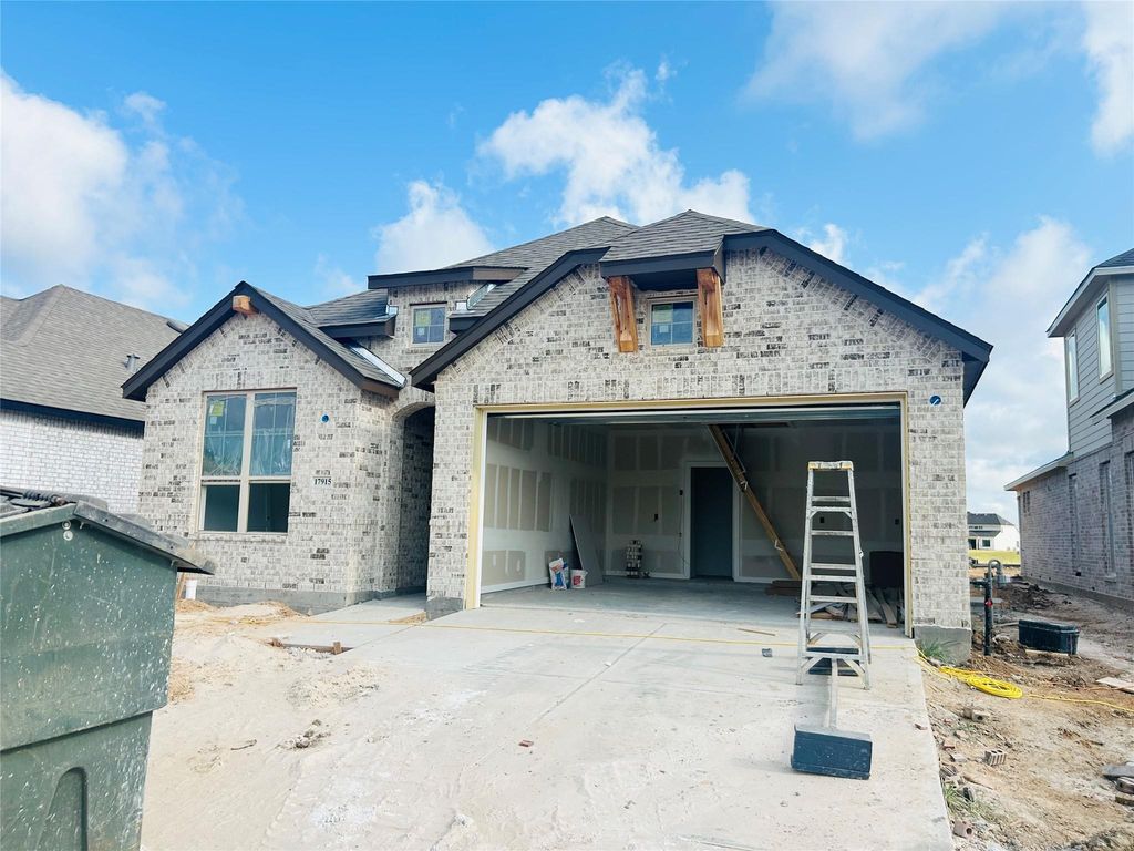 17915 Oakwood Stream Drive, Webster, TX 77598