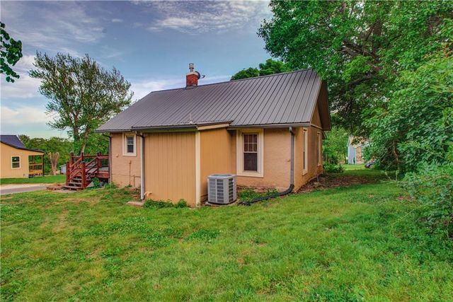 300 W 3rd Street, Freeman, MO 64746