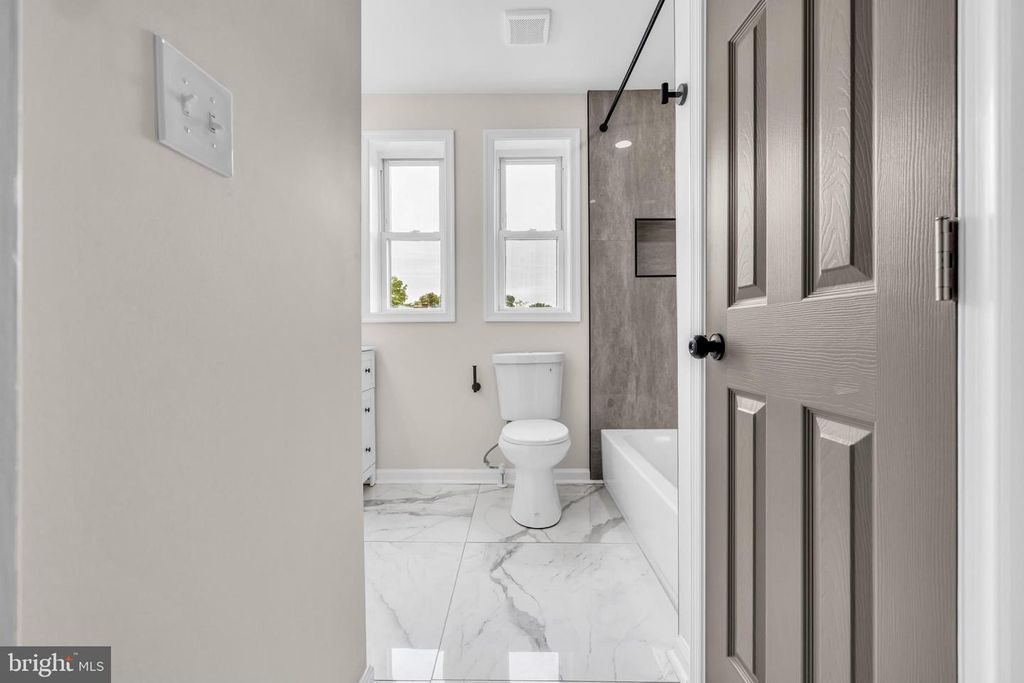 Image 12 of property listing at 1513 KINGSWAY RD, Baltimore, MD 21218