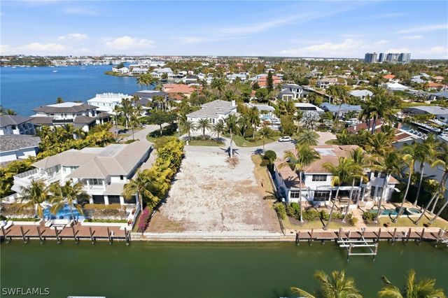 1670 Dolphin CT, Naples, FL 34102