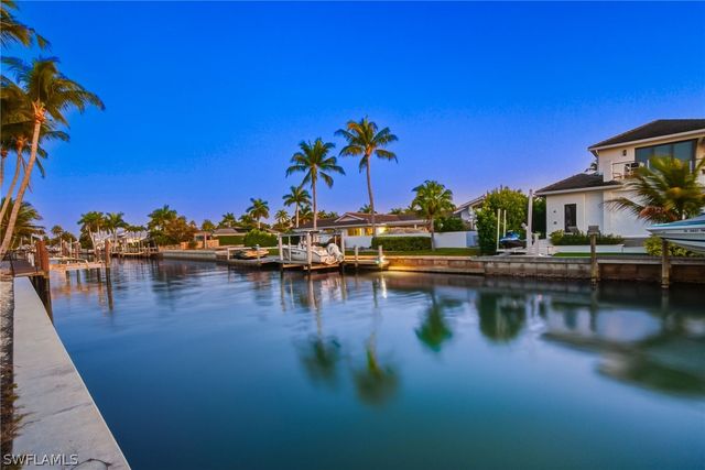 1670 Dolphin CT, Naples, FL 34102