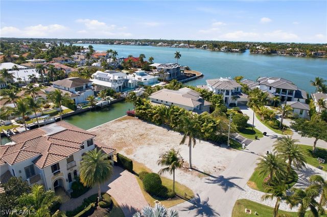 1670 Dolphin CT, Naples, FL 34102