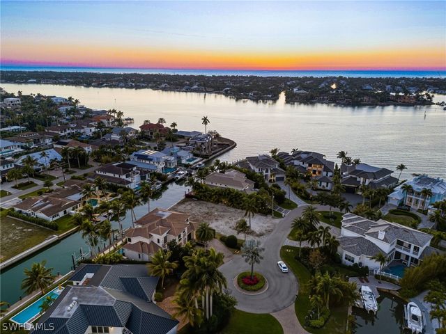 1670 Dolphin CT, Naples, FL 34102