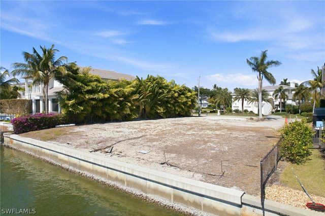 1670 Dolphin CT, Naples, FL 34102