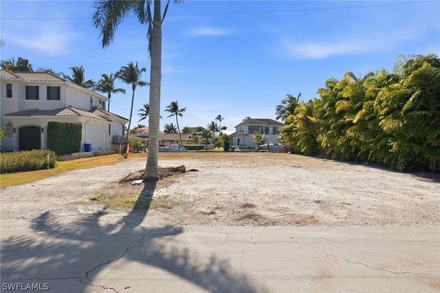 1670 Dolphin CT, Naples, FL 34102