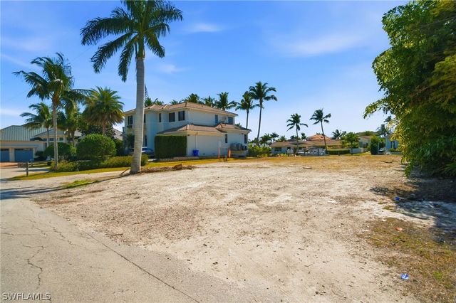 1670 Dolphin CT, Naples, FL 34102