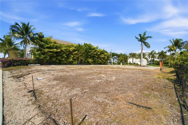 1670 Dolphin CT, Naples, FL 34102