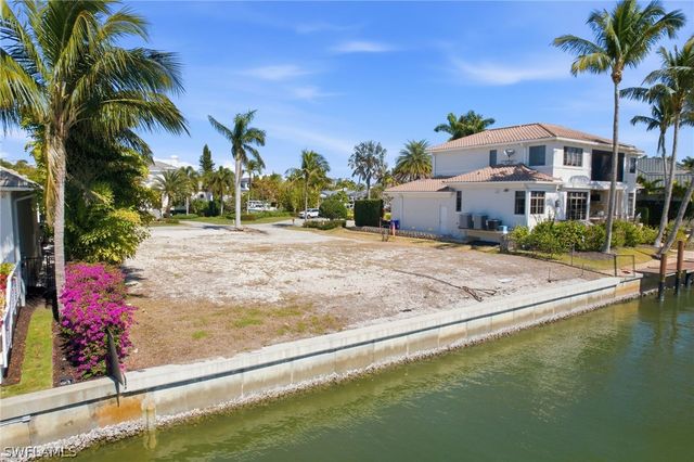 1670 Dolphin CT, Naples, FL 34102