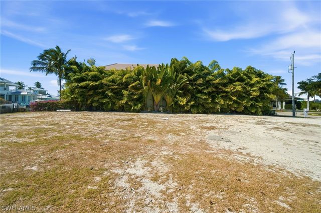 1670 Dolphin CT, Naples, FL 34102