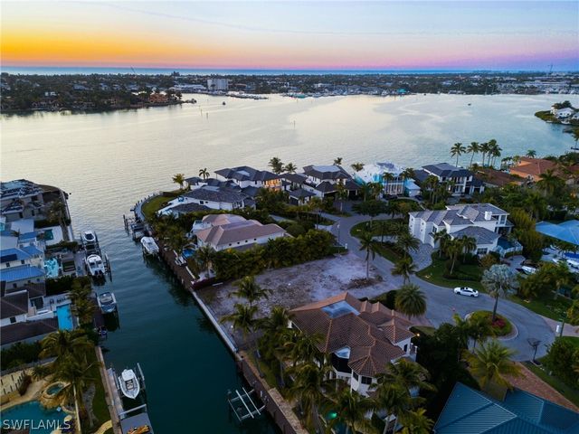 1670 Dolphin CT, Naples, FL 34102