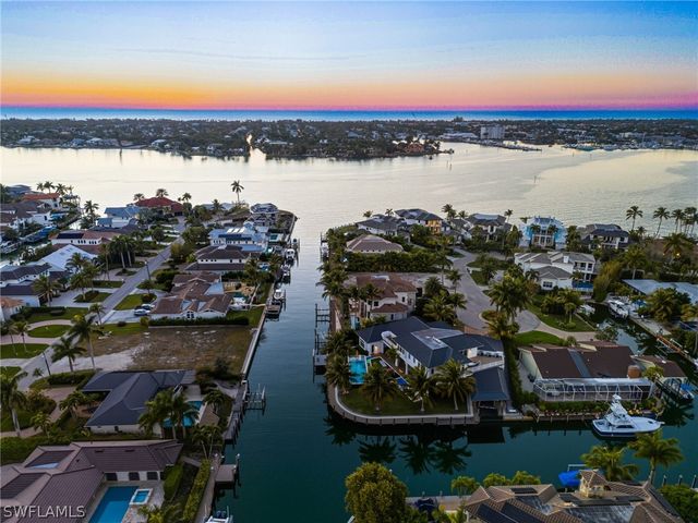 1670 Dolphin CT, Naples, FL 34102