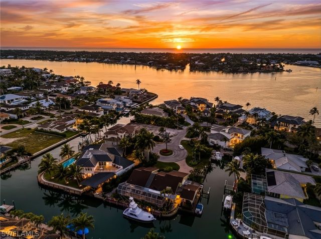 1670 Dolphin CT, Naples, FL 34102