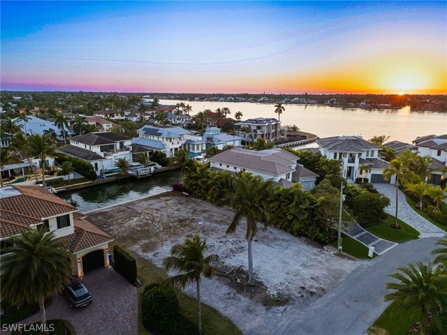 1670 Dolphin CT, Naples, FL 34102