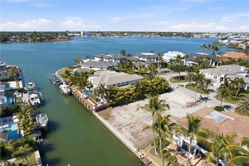 1670 Dolphin CT, Naples, FL 34102