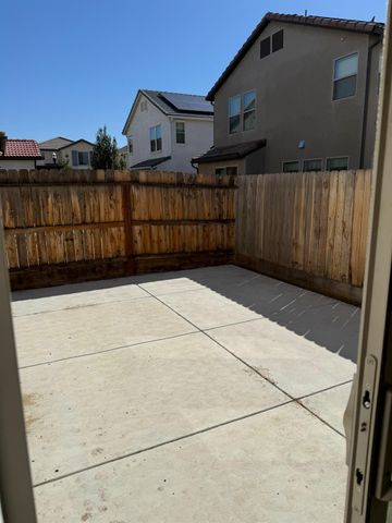6211 E Sasha Drive, Fresno, CA 93727