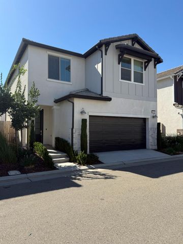 6211 E Sasha Drive, Fresno, CA 93727