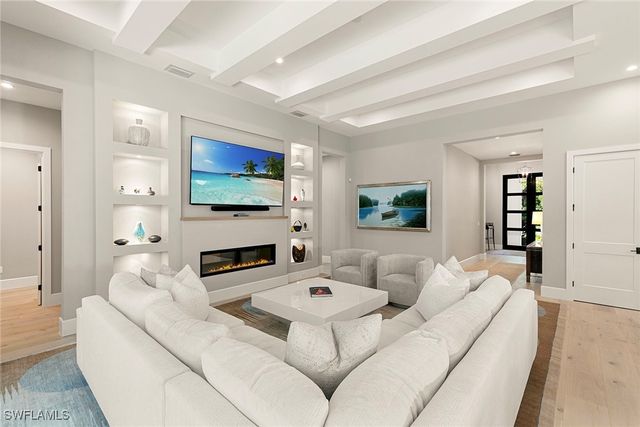 2036 Cambridge Park DR, Naples, FL 34109