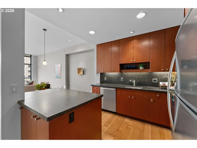 1025 Nw COUCH St 619, Portland, OR 97209