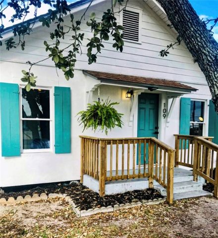 109 South Verne St, Rockport, TX 78382