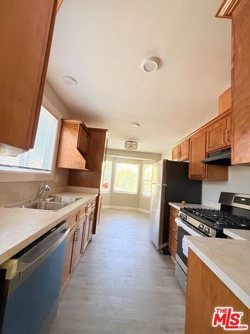 11633 Menlo Avenue unit A, Hawthorne, CA 90250