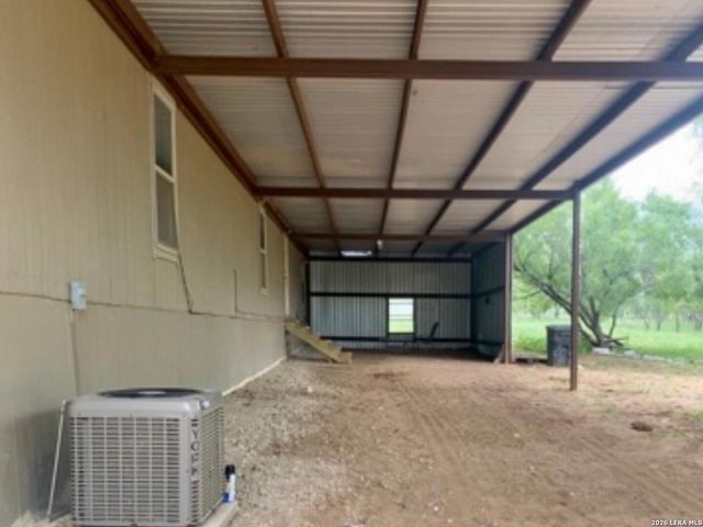 138 CR 2666, Moore, TX 78015