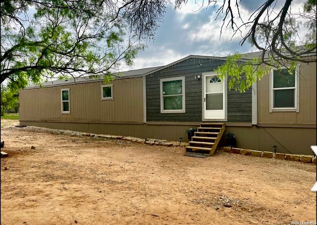 138 CR 2666, Moore, TX 78015