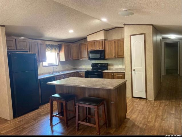 138 CR 2666, Moore, TX 78015