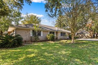 211 S Iowa Avenue, League City, TX 77573