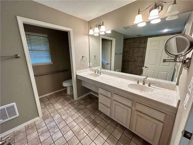 1826 N Glenbrook Place, Fayetteville, AR 72701