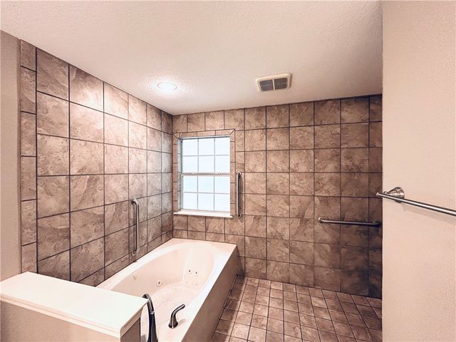 1826 N Glenbrook Place, Fayetteville, AR 72701