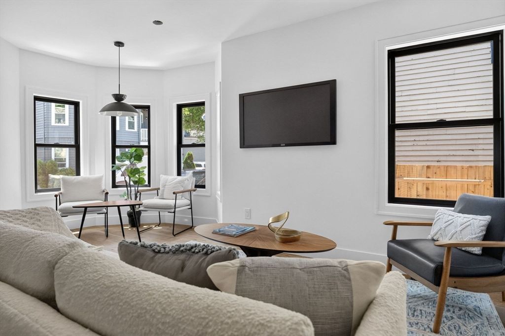 37 Kingston St A, Somerville, MA 02144