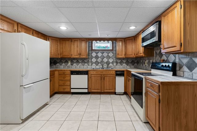 6 Varnum Avenue, Bristol, RI 02809