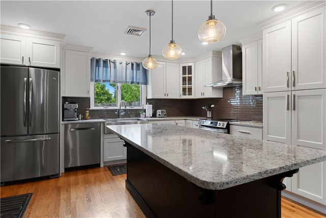 6 Varnum Avenue, Bristol, RI 02809