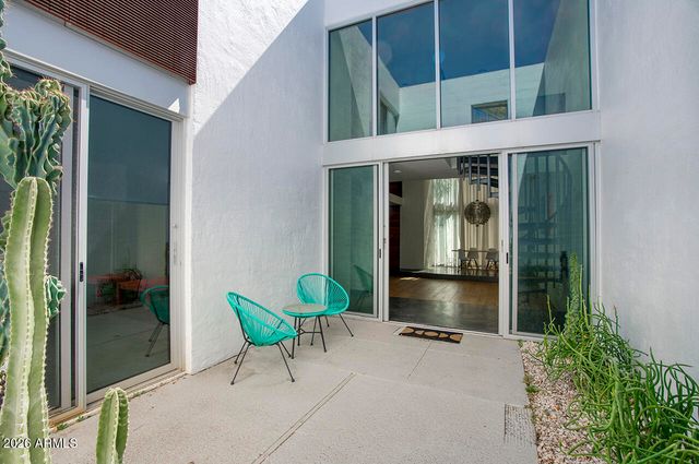 3261 E CAMELBACK Road, Phoenix, AZ 85018