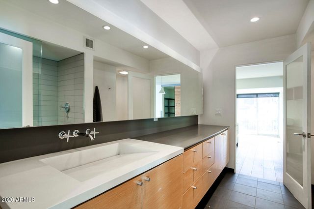 3261 E CAMELBACK Road, Phoenix, AZ 85018