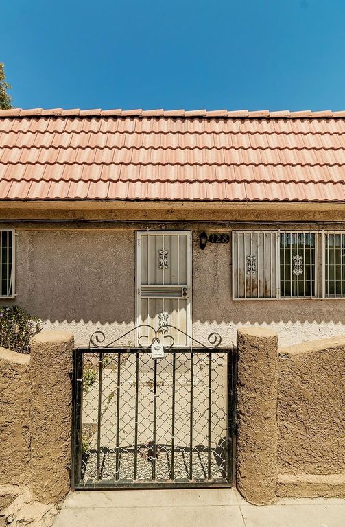 Image 2 of property listing at 1715 W Clinton Avenue # 128, Fresno, CA 93705