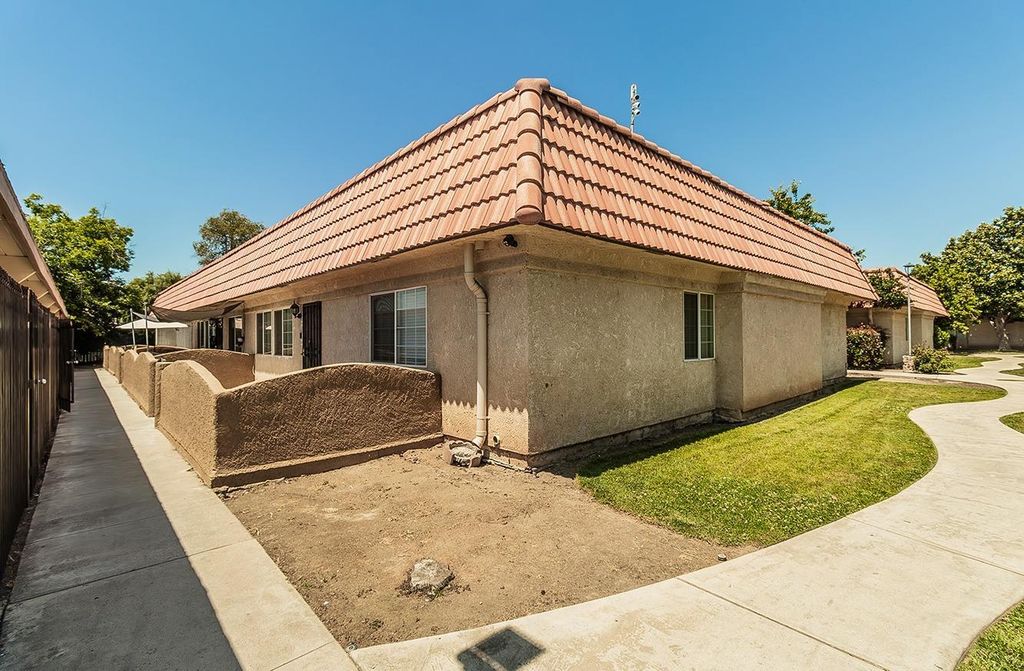 Image 3 of property listing at 1715 W Clinton Avenue # 128, Fresno, CA 93705