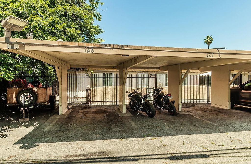 Image 4 of property listing at 1715 W Clinton Avenue # 128, Fresno, CA 93705