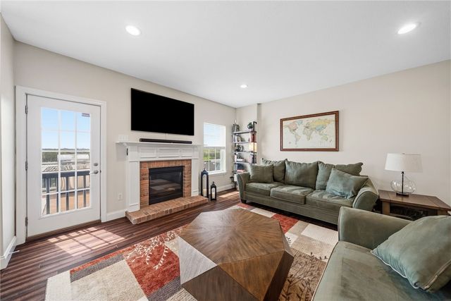 304 Sunrise Dr, Collier Twp, PA 15106
