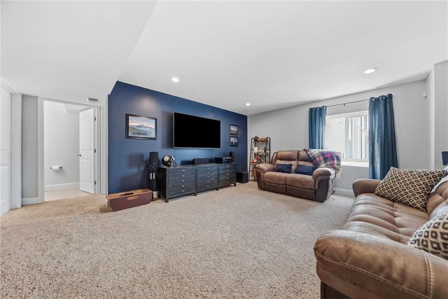 304 Sunrise Dr, Collier Twp, PA 15106