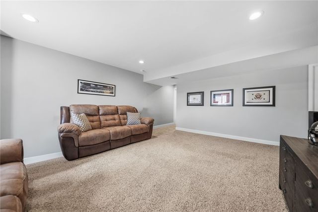 304 Sunrise Dr, Collier Twp, PA 15106