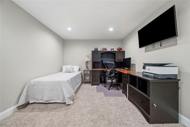 304 Sunrise Dr, Collier Twp, PA 15106