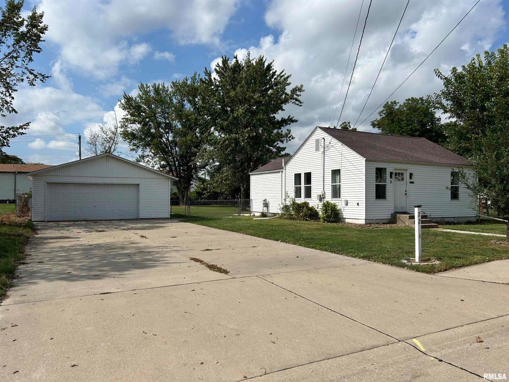 2201 43RD Street, Moline, IL 61265