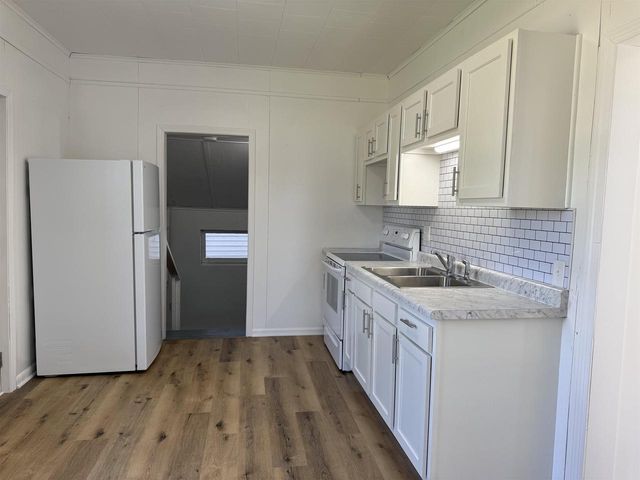 121 E MELVIN AVENUE, Oshkosh, WI 54901