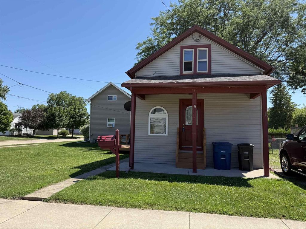 121 E MELVIN AVENUE, Oshkosh, WI 54901