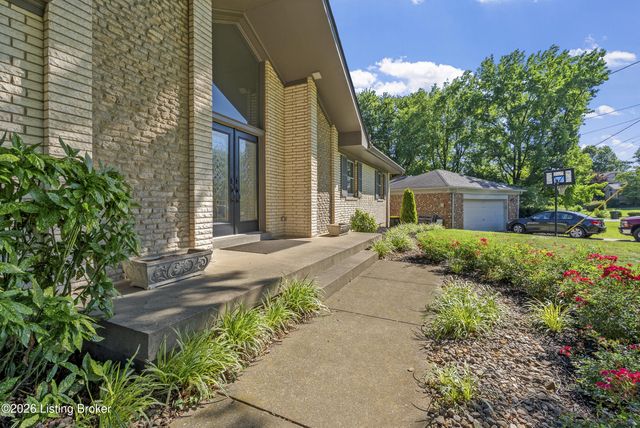 9807 Sheplet Ct, Louisville, KY 40241