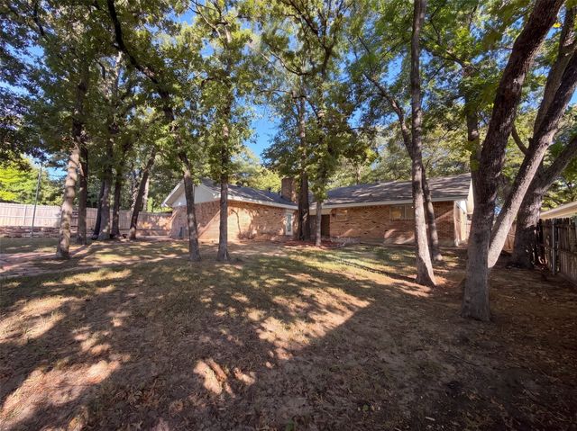 813 Wheelwood Drive, Hurst, TX 76053
