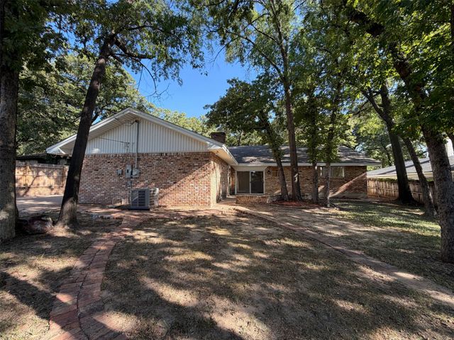 813 Wheelwood Drive, Hurst, TX 76053
