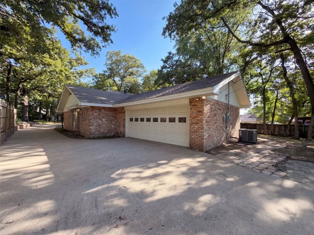 813 Wheelwood Drive, Hurst, TX 76053