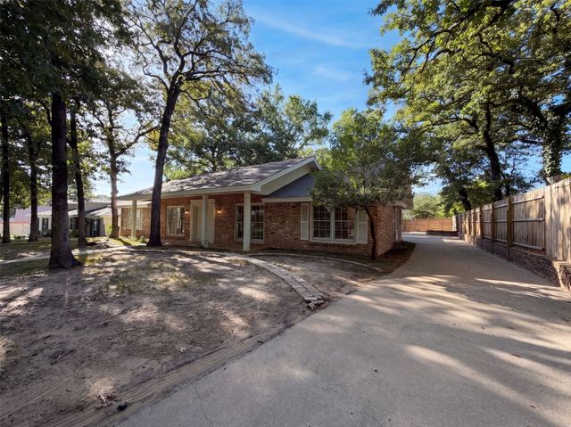 813 Wheelwood Drive, Hurst, TX 76053